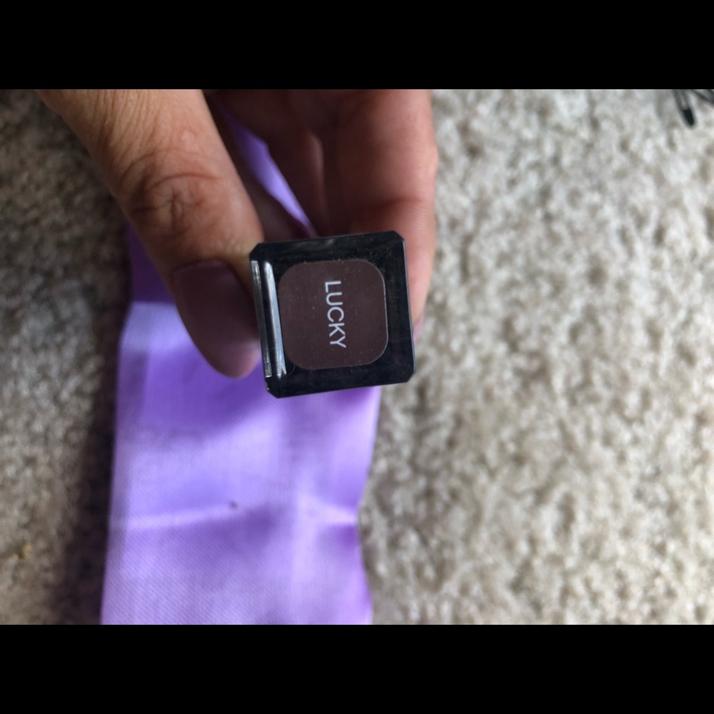 Younique Lucrative Lipgloss - Lucky in color